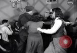 Image Les jeunes couples danser en club au cours de l' ère Seconde Guerre Mondiale New York City USA, 1943, de la seconde 8 séquences d'archives historiques vidéo 65675039758