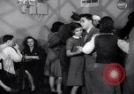 Image Les jeunes couples danser en club au cours de l' ère Seconde Guerre Mondiale New York City USA, 1943, de la seconde 9 séquences d'archives historiques vidéo 65675039758