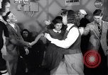 Image Les jeunes couples danser en club au cours de l' ère Seconde Guerre Mondiale New York City USA, 1943, de la seconde 13 séquences d'archives historiques vidéo 65675039758
