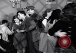 Image Les jeunes couples danser en club au cours de l' ère Seconde Guerre Mondiale New York City USA, 1943, de la seconde 19 séquences d'archives historiques vidéo 65675039758