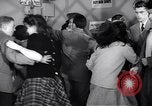 Image Les jeunes couples danser en club au cours de l' ère Seconde Guerre Mondiale New York City USA, 1943, de la seconde 21 séquences d'archives historiques vidéo 65675039758
