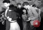 Image Les jeunes couples danser en club au cours de l' ère Seconde Guerre Mondiale New York City USA, 1943, de la seconde 23 séquences d'archives historiques vidéo 65675039758