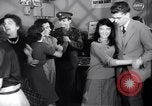 Image Les jeunes couples danser en club au cours de l' ère Seconde Guerre Mondiale New York City USA, 1943, de la seconde 24 séquences d'archives historiques vidéo 65675039758