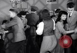 Image Les jeunes couples danser en club au cours de l' ère Seconde Guerre Mondiale New York City USA, 1943, de la seconde 27 séquences d'archives historiques vidéo 65675039758