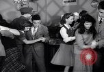Image Les jeunes couples danser en club au cours de l' ère Seconde Guerre Mondiale New York City USA, 1943, de la seconde 28 séquences d'archives historiques vidéo 65675039758