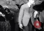 Image Les jeunes couples danser en club au cours de l' ère Seconde Guerre Mondiale New York City USA, 1943, de la seconde 32 séquences d'archives historiques vidéo 65675039758