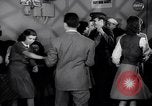 Image Les jeunes couples danser en club au cours de l' ère Seconde Guerre Mondiale New York City USA, 1943, de la seconde 34 séquences d'archives historiques vidéo 65675039758