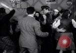 Image Les jeunes couples danser en club au cours de l' ère Seconde Guerre Mondiale New York City USA, 1943, de la seconde 35 séquences d'archives historiques vidéo 65675039758