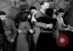 Image Les jeunes couples danser en club au cours de l' ère Seconde Guerre Mondiale New York City USA, 1943, de la seconde 38 séquences d'archives historiques vidéo 65675039758