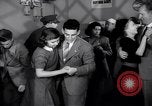 Image Les jeunes couples danser en club au cours de l' ère Seconde Guerre Mondiale New York City USA, 1943, de la seconde 40 séquences d'archives historiques vidéo 65675039758