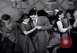 Image Les jeunes couples danser en club au cours de l' ère Seconde Guerre Mondiale New York City USA, 1943, de la seconde 41 séquences d'archives historiques vidéo 65675039758