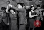 Image Les jeunes couples danser en club au cours de l' ère Seconde Guerre Mondiale New York City USA, 1943, de la seconde 42 séquences d'archives historiques vidéo 65675039758