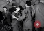 Image Les jeunes couples danser en club au cours de l' ère Seconde Guerre Mondiale New York City USA, 1943, de la seconde 44 séquences d'archives historiques vidéo 65675039758