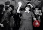 Image Les jeunes couples danser en club au cours de l' ère Seconde Guerre Mondiale New York City USA, 1943, de la seconde 46 séquences d'archives historiques vidéo 65675039758