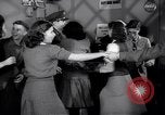 Image Les jeunes couples danser en club au cours de l' ère Seconde Guerre Mondiale New York City USA, 1943, de la seconde 47 séquences d'archives historiques vidéo 65675039758