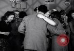 Image Les jeunes couples danser en club au cours de l' ère Seconde Guerre Mondiale New York City USA, 1943, de la seconde 50 séquences d'archives historiques vidéo 65675039758
