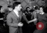 Image Les jeunes couples danser en club au cours de l' ère Seconde Guerre Mondiale New York City USA, 1943, de la seconde 53 séquences d'archives historiques vidéo 65675039758