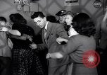 Image Les jeunes couples danser en club au cours de l' ère Seconde Guerre Mondiale New York City USA, 1943, de la seconde 55 séquences d'archives historiques vidéo 65675039758
