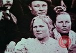 Image de familles d'immigrants en provenance de l'Europe United States USA, 1975, de la seconde 21 séquences d'archives historiques vidéo 65675039763