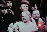 Image de familles d'immigrants en provenance de l'Europe United States USA, 1975, de la seconde 22 séquences d'archives historiques vidéo 65675039763