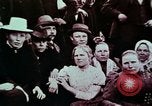 Image de familles d'immigrants en provenance de l'Europe United States USA, 1975, de la seconde 24 séquences d'archives historiques vidéo 65675039763