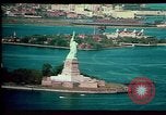 Immagine di Ellis Island New York City USA, 1984, secondo 62 filmato di repertorio 65675039788