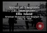 Immagine di Gli immigrati in America arrivando ad Ellis Island Ellis Island New York USA, 1906, secondo 1 filmato di repertorio 65675039828