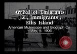 Immagine di Gli immigrati in America arrivando ad Ellis Island Ellis Island New York USA, 1906, secondo 3 filmato di repertorio 65675039828