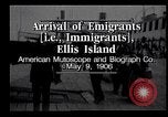Immagine di Gli immigrati in America arrivando ad Ellis Island Ellis Island New York USA, 1906, secondo 9 filmato di repertorio 65675039828