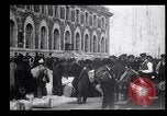 Immagine di Gli immigrati in America arrivando ad Ellis Island Ellis Island New York USA, 1906, secondo 16 filmato di repertorio 65675039828