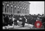 Immagine di Gli immigrati in America arrivando ad Ellis Island Ellis Island New York USA, 1906, secondo 18 filmato di repertorio 65675039828