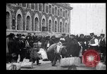 Immagine di Gli immigrati in America arrivando ad Ellis Island Ellis Island New York USA, 1906, secondo 20 filmato di repertorio 65675039828