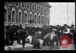 Immagine di Gli immigrati in America arrivando ad Ellis Island Ellis Island New York USA, 1906, secondo 21 filmato di repertorio 65675039828