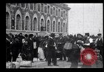 Immagine di Gli immigrati in America arrivando ad Ellis Island Ellis Island New York USA, 1906, secondo 24 filmato di repertorio 65675039828