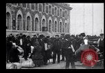Immagine di Gli immigrati in America arrivando ad Ellis Island Ellis Island New York USA, 1906, secondo 25 filmato di repertorio 65675039828