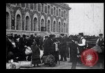 Immagine di Gli immigrati in America arrivando ad Ellis Island Ellis Island New York USA, 1906, secondo 26 filmato di repertorio 65675039828