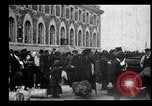 Immagine di Gli immigrati in America arrivando ad Ellis Island Ellis Island New York USA, 1906, secondo 27 filmato di repertorio 65675039828