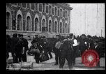 Immagine di Gli immigrati in America arrivando ad Ellis Island Ellis Island New York USA, 1906, secondo 39 filmato di repertorio 65675039828