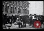 Immagine di Gli immigrati in America arrivando ad Ellis Island Ellis Island New York USA, 1906, secondo 41 filmato di repertorio 65675039828