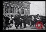 Immagine di Gli immigrati in America arrivando ad Ellis Island Ellis Island New York USA, 1906, secondo 44 filmato di repertorio 65675039828