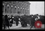 Immagine di Gli immigrati in America arrivando ad Ellis Island Ellis Island New York USA, 1906, secondo 45 filmato di repertorio 65675039828