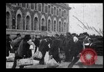 Immagine di Gli immigrati in America arrivando ad Ellis Island Ellis Island New York USA, 1906, secondo 47 filmato di repertorio 65675039828