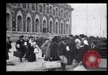 Immagine di Gli immigrati in America arrivando ad Ellis Island Ellis Island New York USA, 1906, secondo 48 filmato di repertorio 65675039828