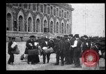 Immagine di Gli immigrati in America arrivando ad Ellis Island Ellis Island New York USA, 1906, secondo 50 filmato di repertorio 65675039828