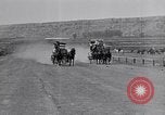 Standbild stagecoach Rennen United States USA, 1927, aus Sekunde 28 historischem Filmmaterial Videoclip 65675039849