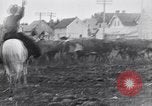 Standbild cowboys United States USA, 1927, aus Sekunde 4 historischem Filmmaterial Videoclip 65675039858