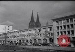 Immagine di Swastika graffiti a Colonia nel 1961 e 1935 nazista ebraico di boicottaggio busi Germania, 1961, secondo 3 filmato di repertorio 65675039876
