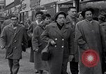 Immagine di Swastika graffiti a Colonia nel 1961 e 1935 nazista ebraico di boicottaggio busi Germania, 1961, secondo 6 filmato di repertorio 65675039876