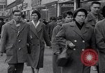 Immagine di Swastika graffiti a Colonia nel 1961 e 1935 nazista ebraico di boicottaggio busi Germania, 1961, secondo 7 filmato di repertorio 65675039876