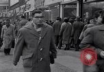 Immagine di Swastika graffiti a Colonia nel 1961 e 1935 nazista ebraico di boicottaggio busi Germania, 1961, secondo 8 filmato di repertorio 65675039876